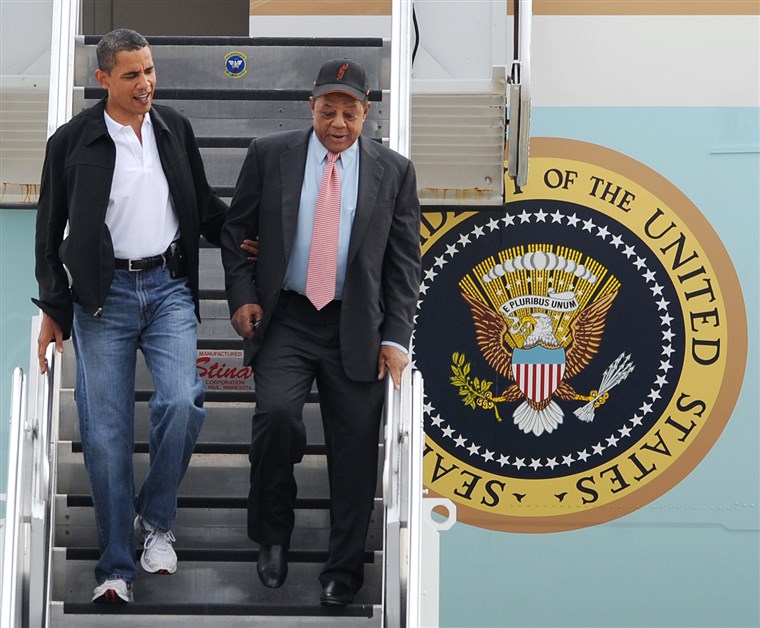elnök Barack Obama, left, escorts Hall of Famer Willie Mays, right, on his arrival at Lambert St. Louis International airport Tuesday, July 14, 20...