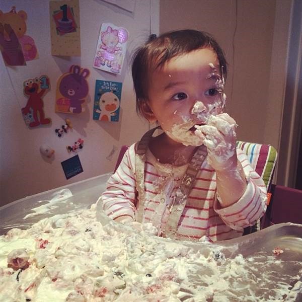 नोला Ying rang in her first birthday with this whipped cream cake.