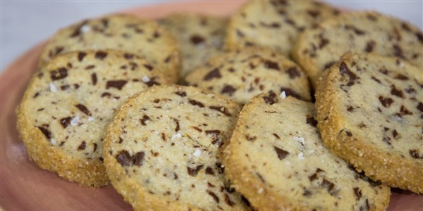 מלוחים Butter and Chocolate Chunk Shortbread Cookies