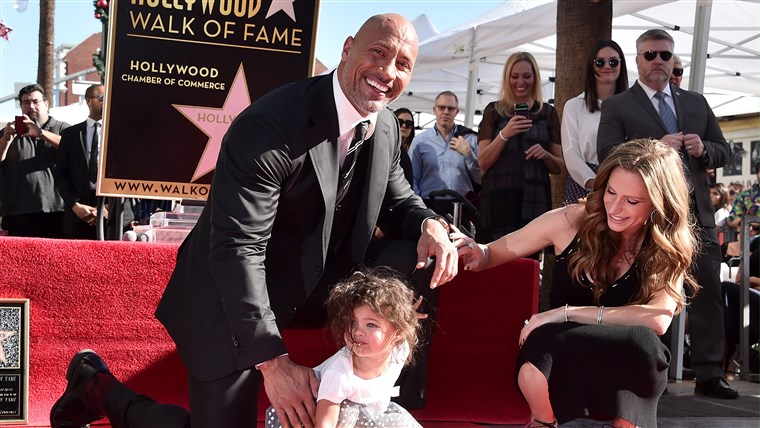 छवि: BESTPIX: Dwayne Johnson Honored With Star On The Hollywood Walk Of Fame