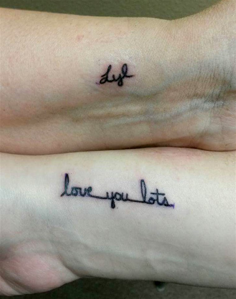 केन्द्र Cagle's meaningful matching tattoo bears her mother's handwriting.