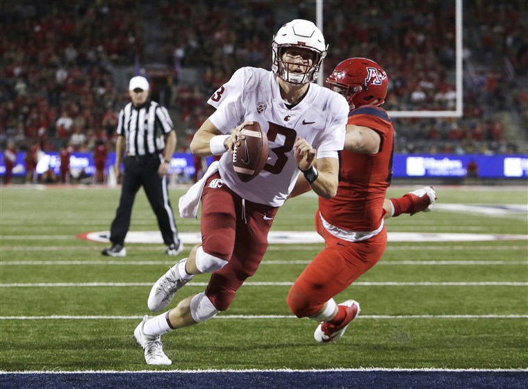 וושינגטון State quarterback Tyler Hilinski (3) breaks the tackle of Arizona defensive lineman Luca Bruno (60) and scores a touchdown in the second half during an NCAA college football game
