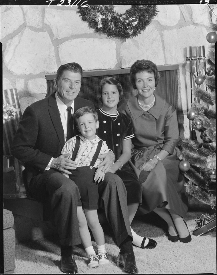 רונלד Reagan with his wife Nancy Davis, and 2 children, Patricia Ann, and Ronald Prescott.