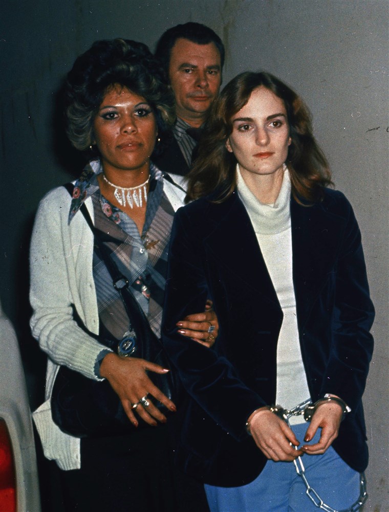 פטרישיה Hearst led in shackles into court in San Francisco in 1976.