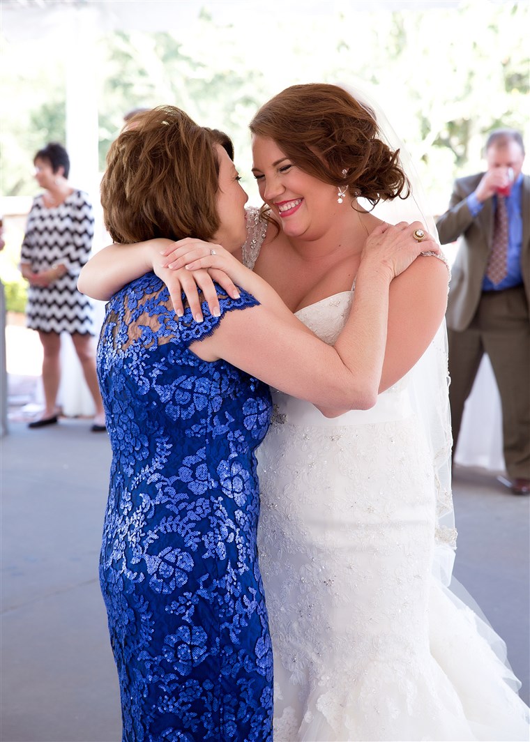 Menyasszony and mom embrace