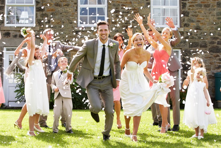 A vendégek Throwing Confetti Over Bride And Groom.