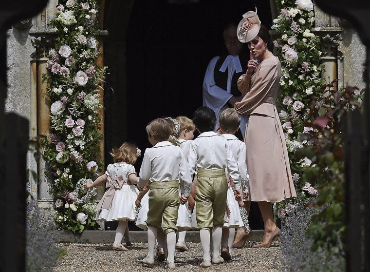 Hercegnő of Cambridge gestures as she walks with the bridesmaids and pageboys as they arrive for her sister Pippa Middleton's wedding to James Matthews, at St Mark's Church in Englefield, England, Saturday, May 20, 2017.