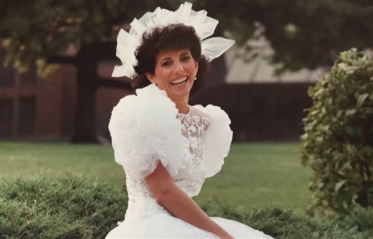 היום producer Debbie Kosofsky was looking to sell her wedding dress from 1987.