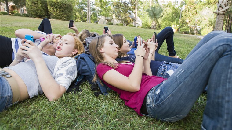 किशोर girls on their phones