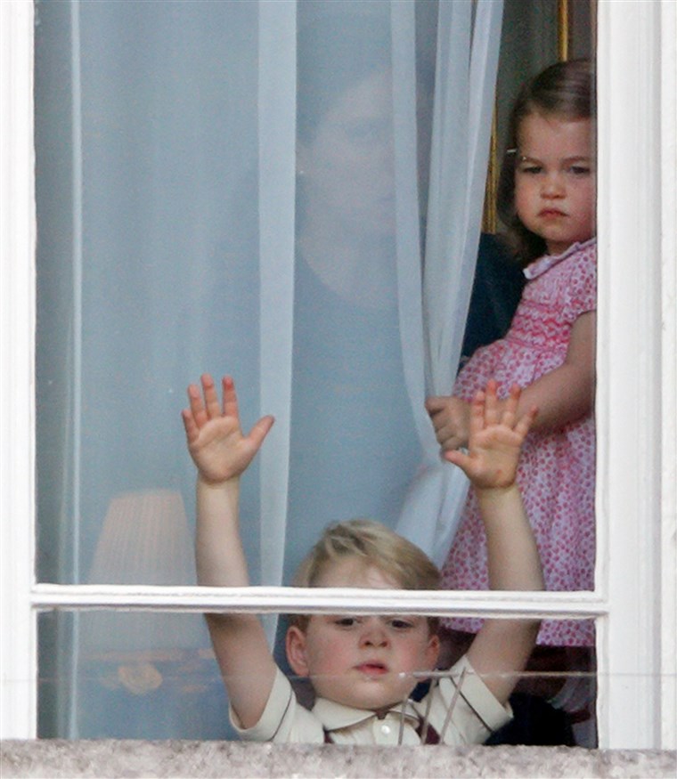राजकुमार George of Cambridge and Princess Charlotte of Cambridge watch from a window of Buckingham Palace during the annual Trooping the Colour Parade on June 17, 2017
