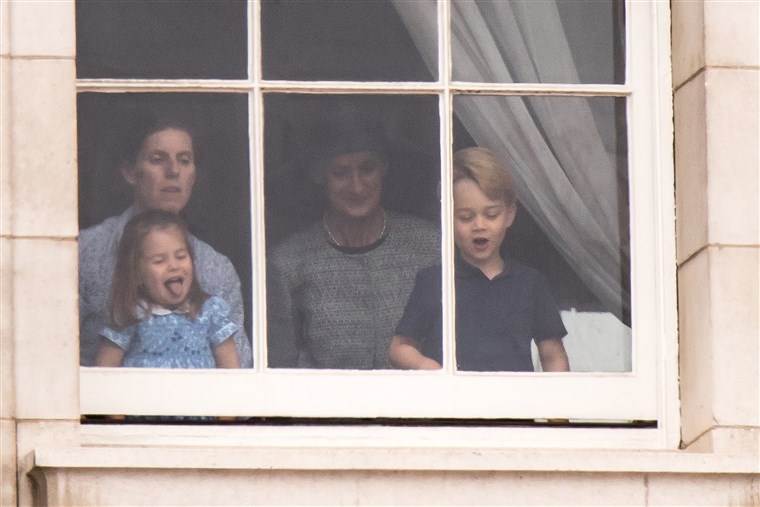 राजकुमार George and Princess Charlotte at a window in Buckingham Palace