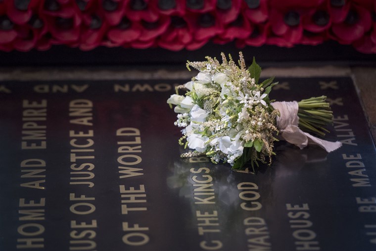 Slika: The Duchess of Sussex's Wedding Bouquet Rests On The Grave of The Unknown Warrior