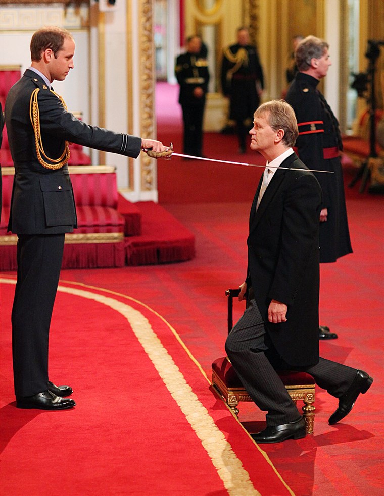 मुख्य अध्यापक Sir Kenneth Gibson from Jarrow receives his Knighthood from Prince William, Duke of Cambridge, during an Investiture ...