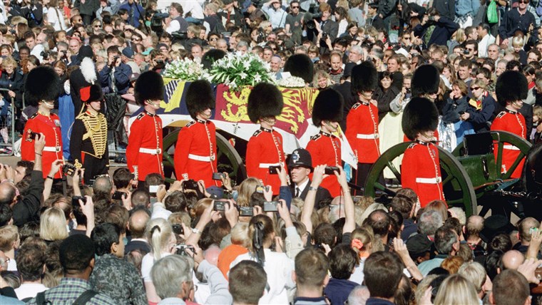 אנשי משמרות escort the coffin of Diana, Pr