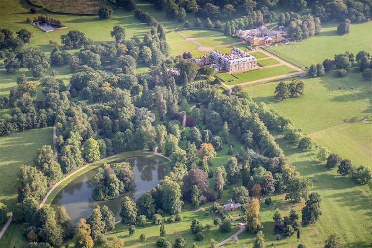 נסיכה Diana was interred on the grounds of her family's estate, Althorp House. The island in the Round Oval lake is her burial site.