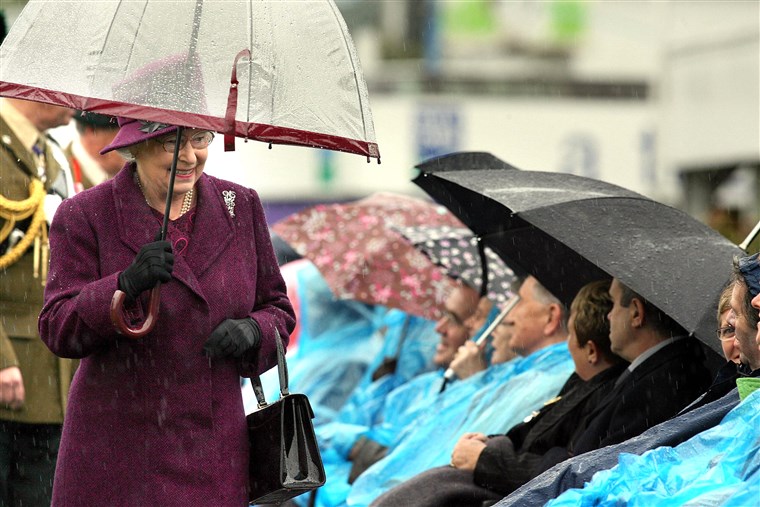 המלכה Elizabeth II with umbrellas