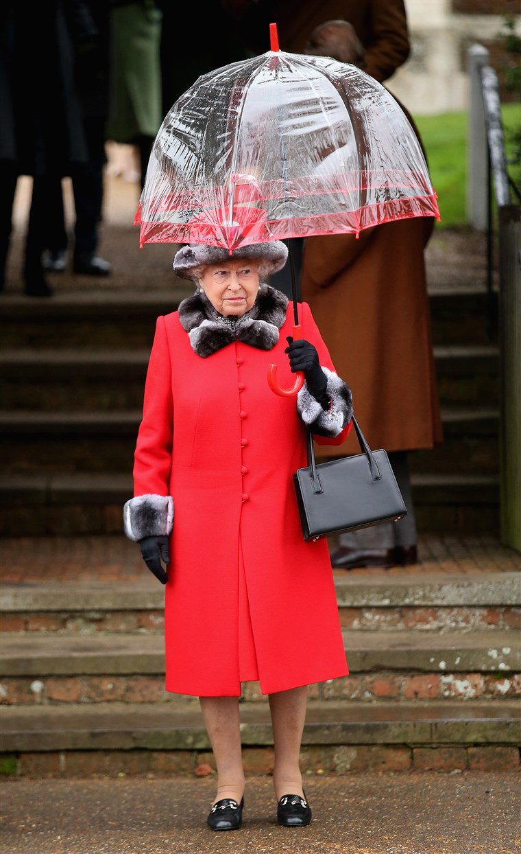 Királynő Elizabeth II with umbrellas