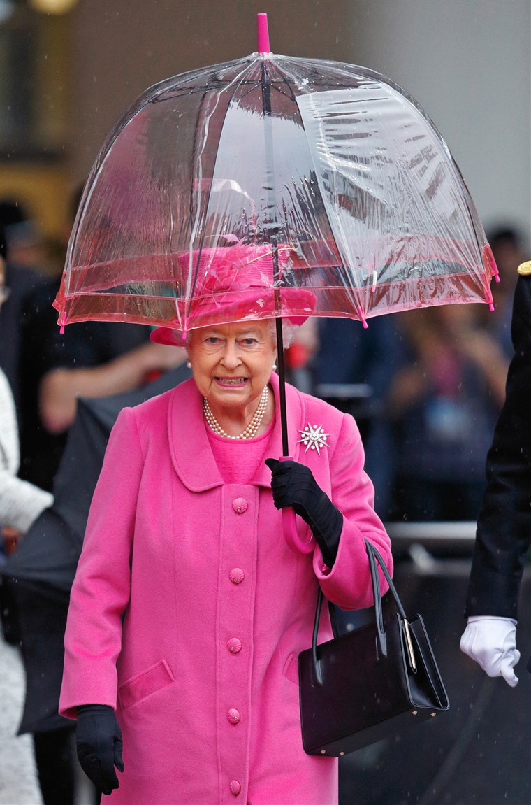 Királynő Elizabeth II with umbrellas