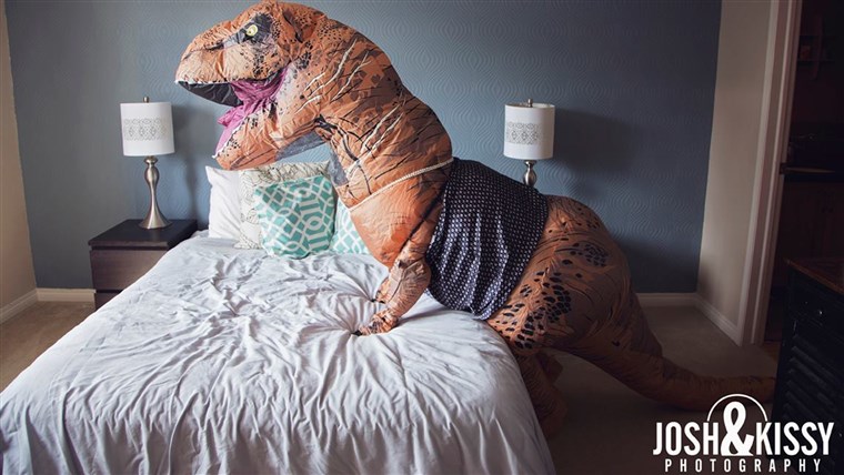 כלה to be does boudoir photo shoot dressed as a dinosaur