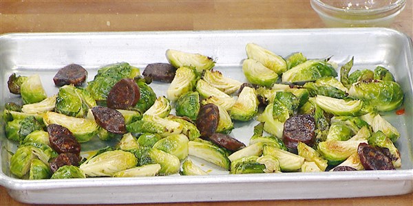 pečen Brussels Sprouts with Chorizo and Lime