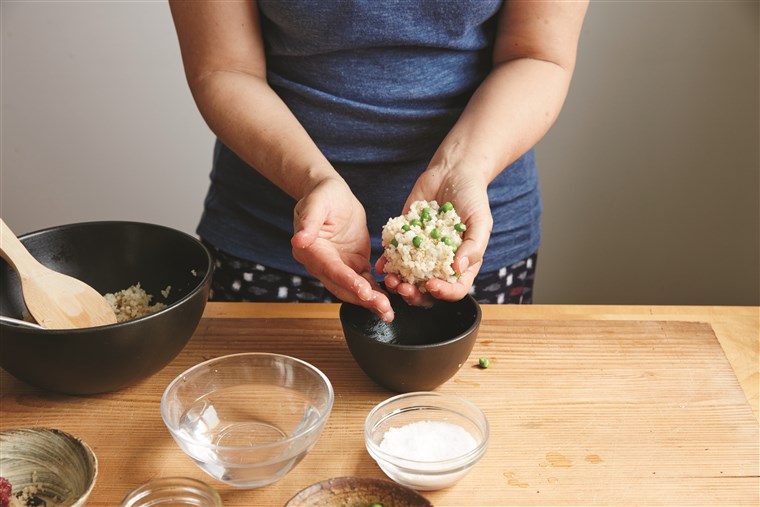 Hogyan to make onigiri (rice balls) at home