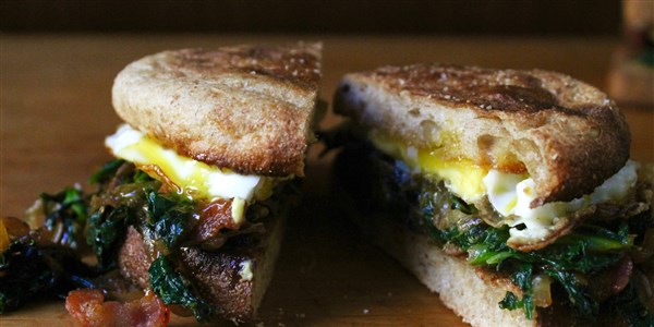 5-घटक Bacon, Greens and Egg Breakfast Sandwich 