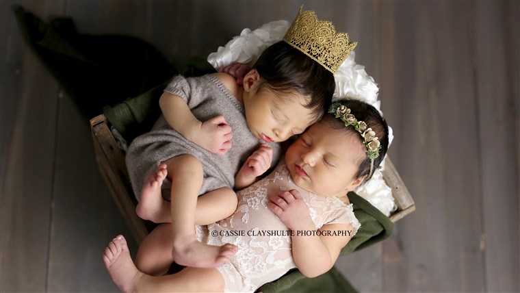 תינוקות Romeo and Juliet born in same hospital take Shakespeare-themed photo shoot