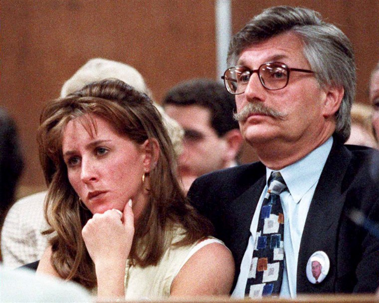 קים Goldman and her dad, Fred Goldman, in court during Simpson's trial. 