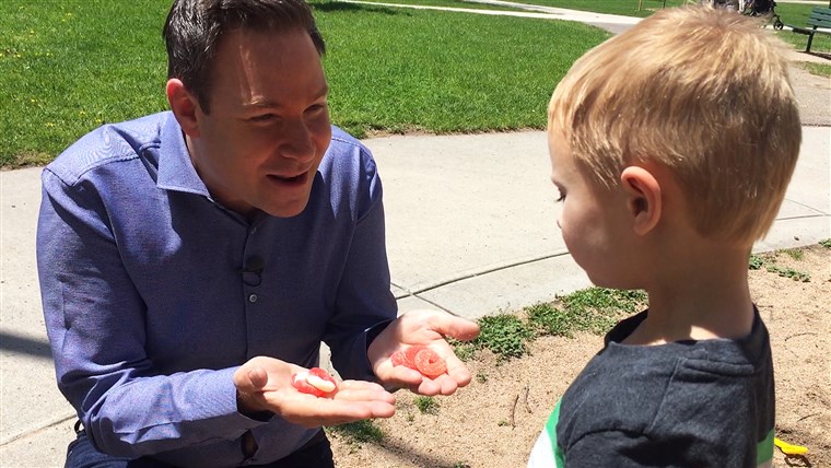 ג 'ף Rossen shows edible marijuana to a child.