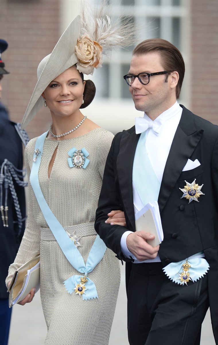 स्वीडन's Crown Princess Victoria and Prince Daniel leave the Nieuwe Kerk (New Church) in Amsterdam on April 30, 2013 after attending the investiture o...