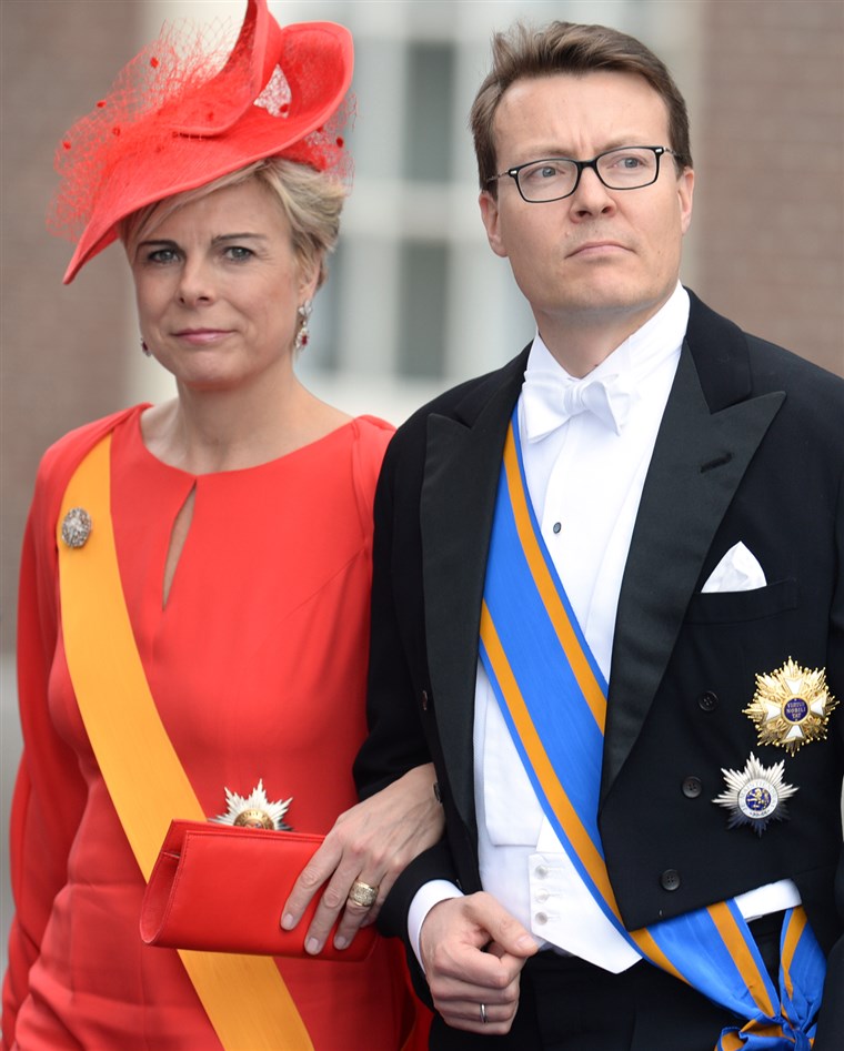 राजकुमार Constantijn of the Netherlands and his wife Princess Laurentien leave the Nieuwe Kerk (New Church) in Amsterdam on April 30, 2013 after attendi...