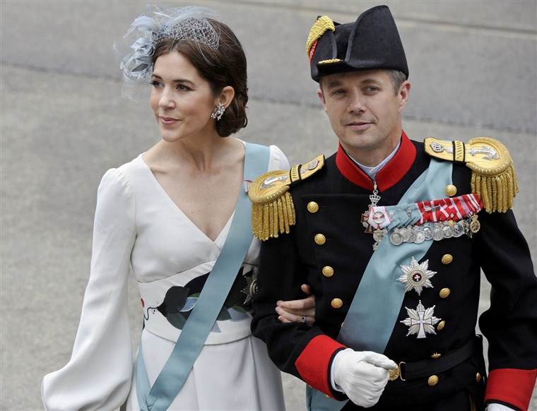 ताज Prince Frederik (R) and Crown Princess Mary of Denmark arrive for a religious ceremony at Nieuwe Kerk church in Amsterdam April 30, 2013. The N...