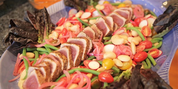 मसालेदार Yellowfin Tuna with Butter Bean Salad