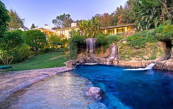 निशान Wahlberg recently sold his Beverly Hills home for $12.995 million.