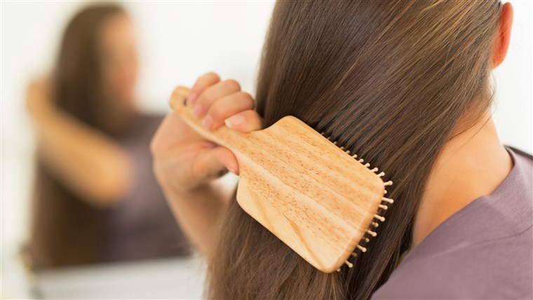Nő brushing hair