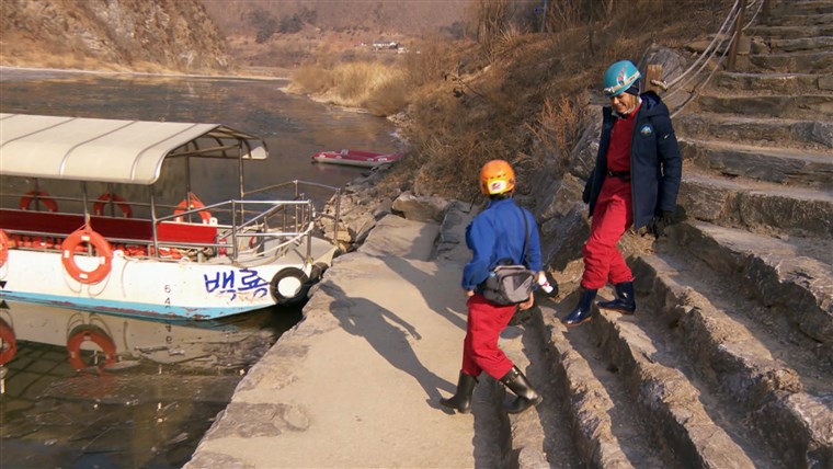 डायलन approaches boat in South Korea