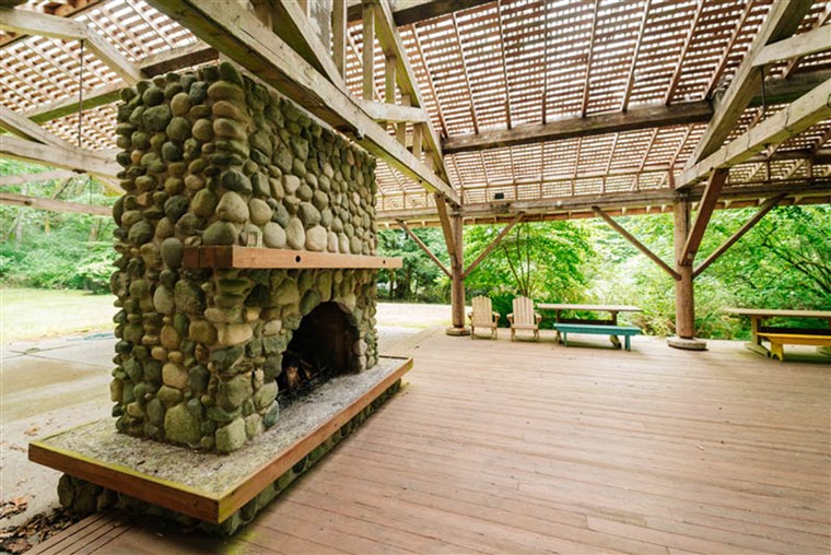 זה expansive porch space offers the perfect spot for entertaining guests.