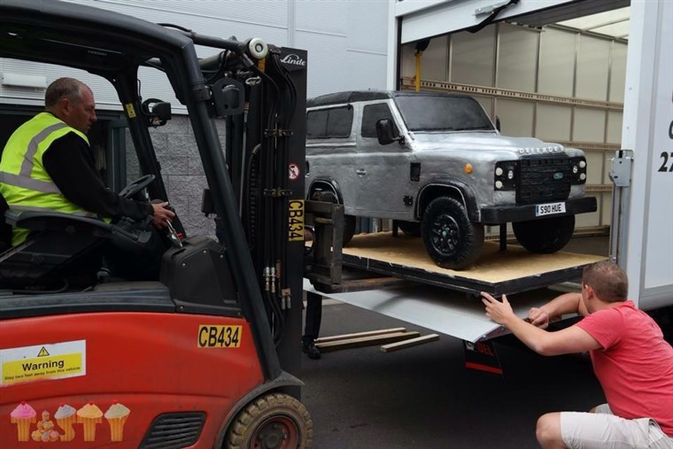 לארה Mason's Land Rover cake gets transported by fork lift.