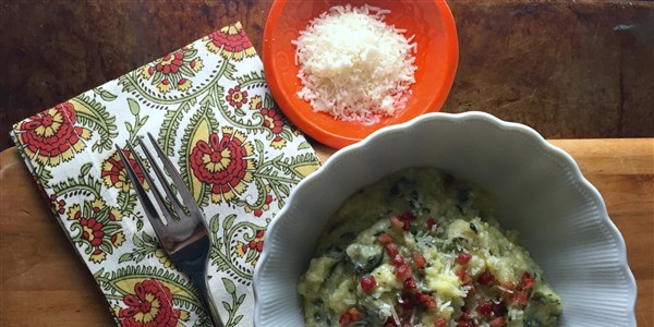 धीरे खाना बनाने वाला Polenta with Spinach, Parmesan, and Pancetta
