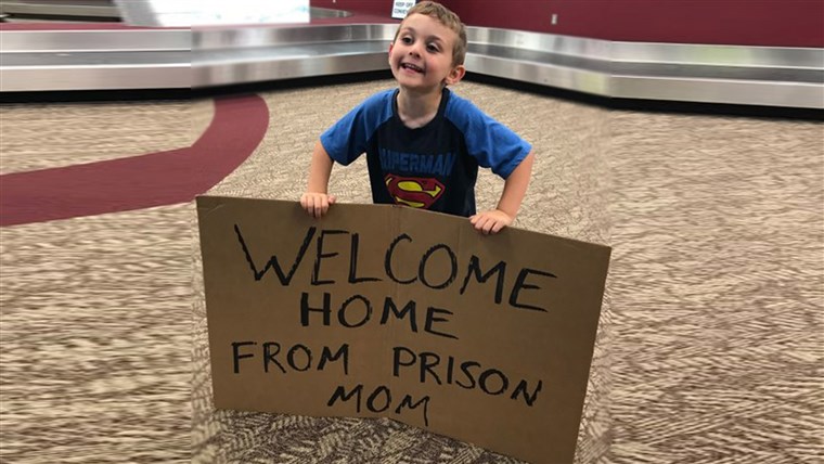 הבן plays prank on mom at airport