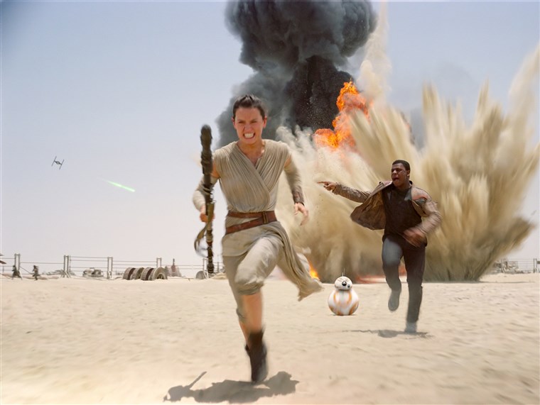Tratinčica Ridley stars as Rey and John Boyega stars as Finn in Walt Disney Pictures' Star Wars: The Force Awakens (2015) 