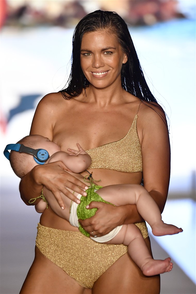 מארה Martin, breastfeeding her daughter while walking Sports Illustrated Swimsuit Runway