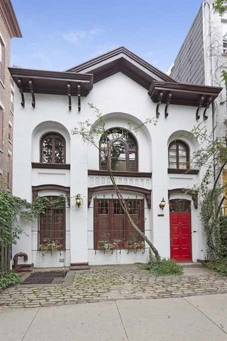 Norah Jones purchases home in Brooklyn's Cobble Hill neighborhood.