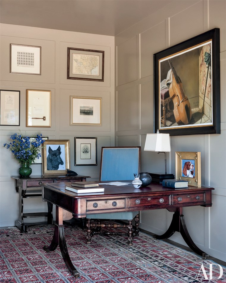 अध्यक्ष Bush's study features many of his paintings.