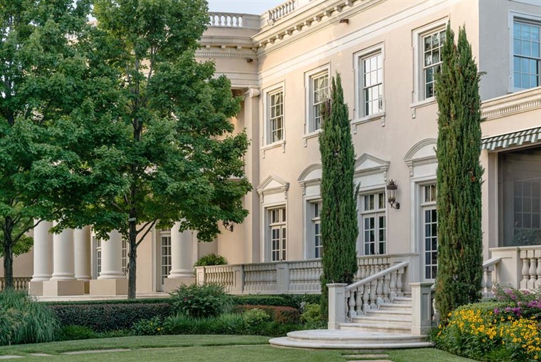 דאלאס federal colonial style home looks a mini version of the White House.