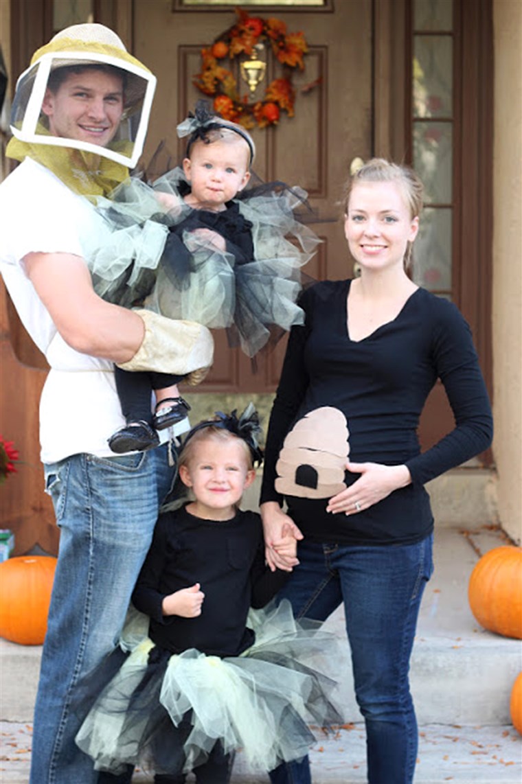 עשה זאת בעצמך family costume: Beekeeper, two adorable bumblebees, and a beehive.