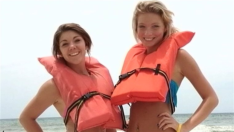 एलेक्सिस and her friend, Sidney Good, before their parasailing accident.