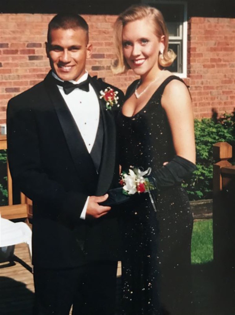 נוער who wore her mom's prom dress 22 years later. Lori Johnson, prom