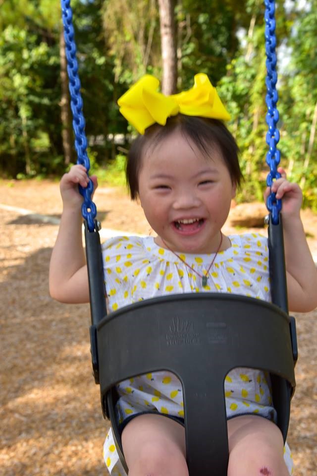 लुसी, a 6-year-old with Down Syndrome, was adopted by Audrey and Brent Shook