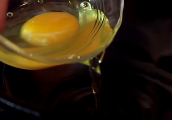 ड्रॉप egg into pool of oil